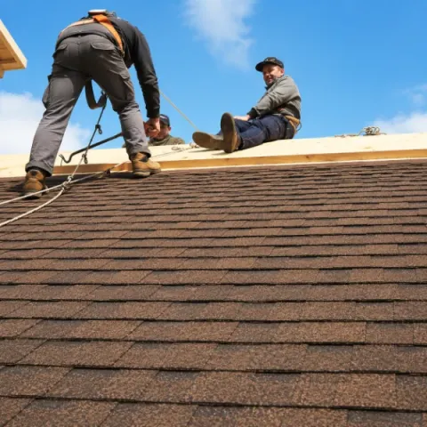 Artisan couvreur Guîtres réalisant la pose d'une toiture en tuiles