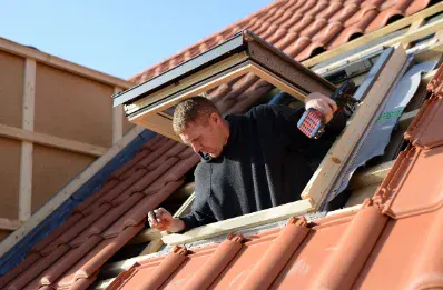 Pose de fenêtre de toit et velux par un couvreur à Guîtres